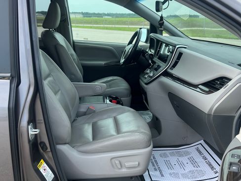Used 2017 Toyota Sienna XLE Minivan FWD image 10