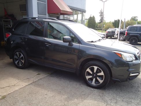 Used 2017 Subaru Forester 2.5i Premium AWD/4WD image 4