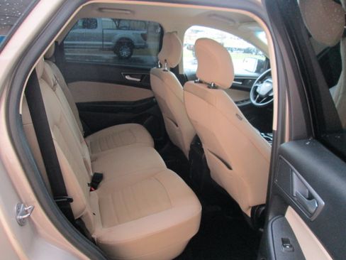 Used 2017 Ford Edge SE image 10