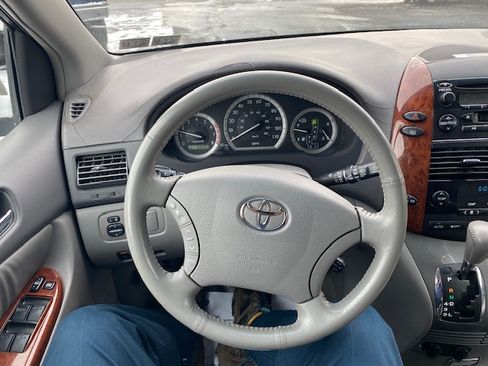 Used 2004 Toyota Sienna XLE image 10