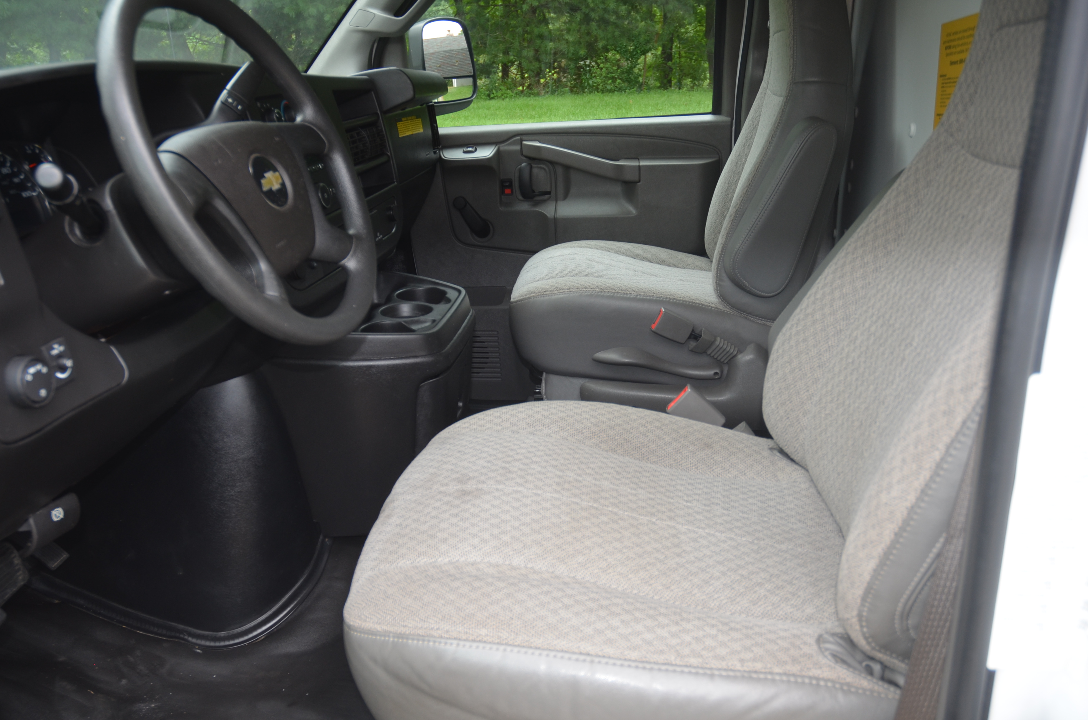 Used 2019 Chevrolet Express 2500 UNAVAIL RWD image 9
