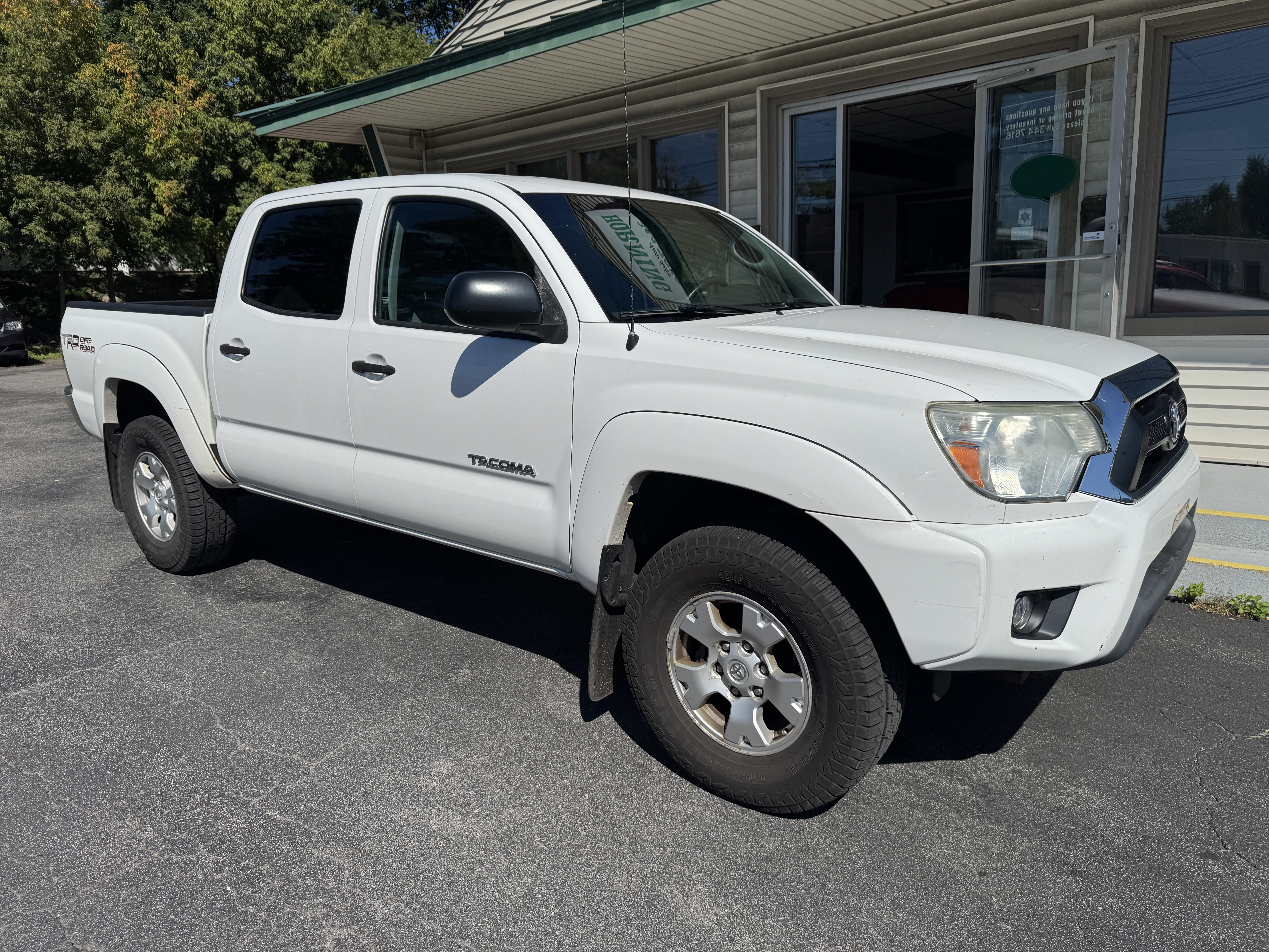 Used 2015 Toyota Tacoma 4x4 Double Cab TRD Off-Road image 2