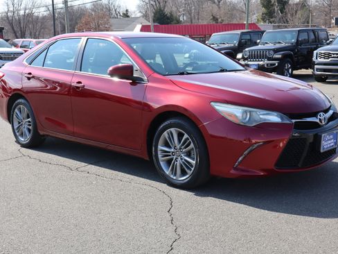 Used 2016 Toyota Camry SE image 10