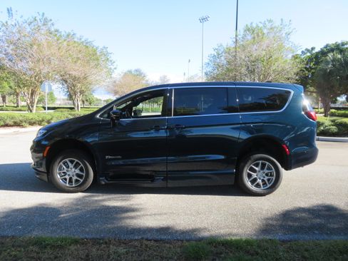 Used 2025 Chrysler Pacifica Select image 11