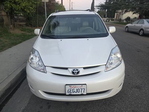 Used 2008 Toyota Sienna XLE image 2