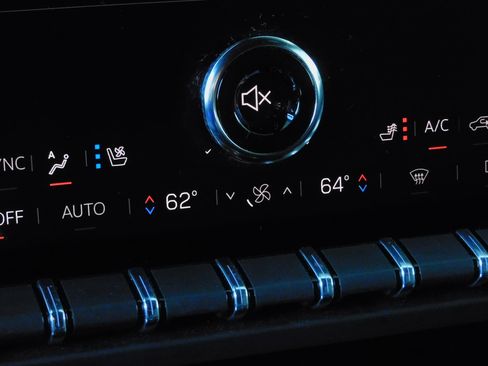 Used 2025 GMC Yukon Denali image 3