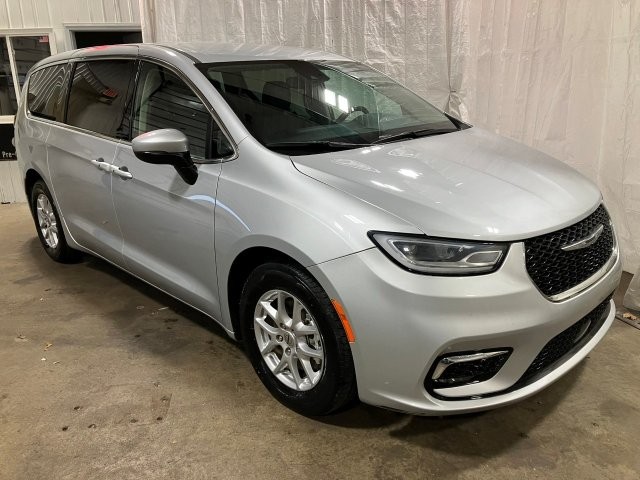 Used 2023 Chrysler Pacifica Touring-L FWD image 32