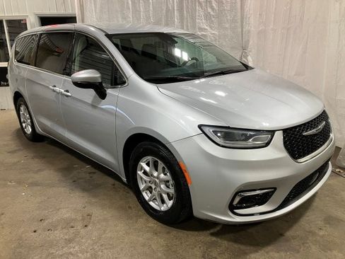 Used 2023 Chrysler Pacifica Touring-L image 32