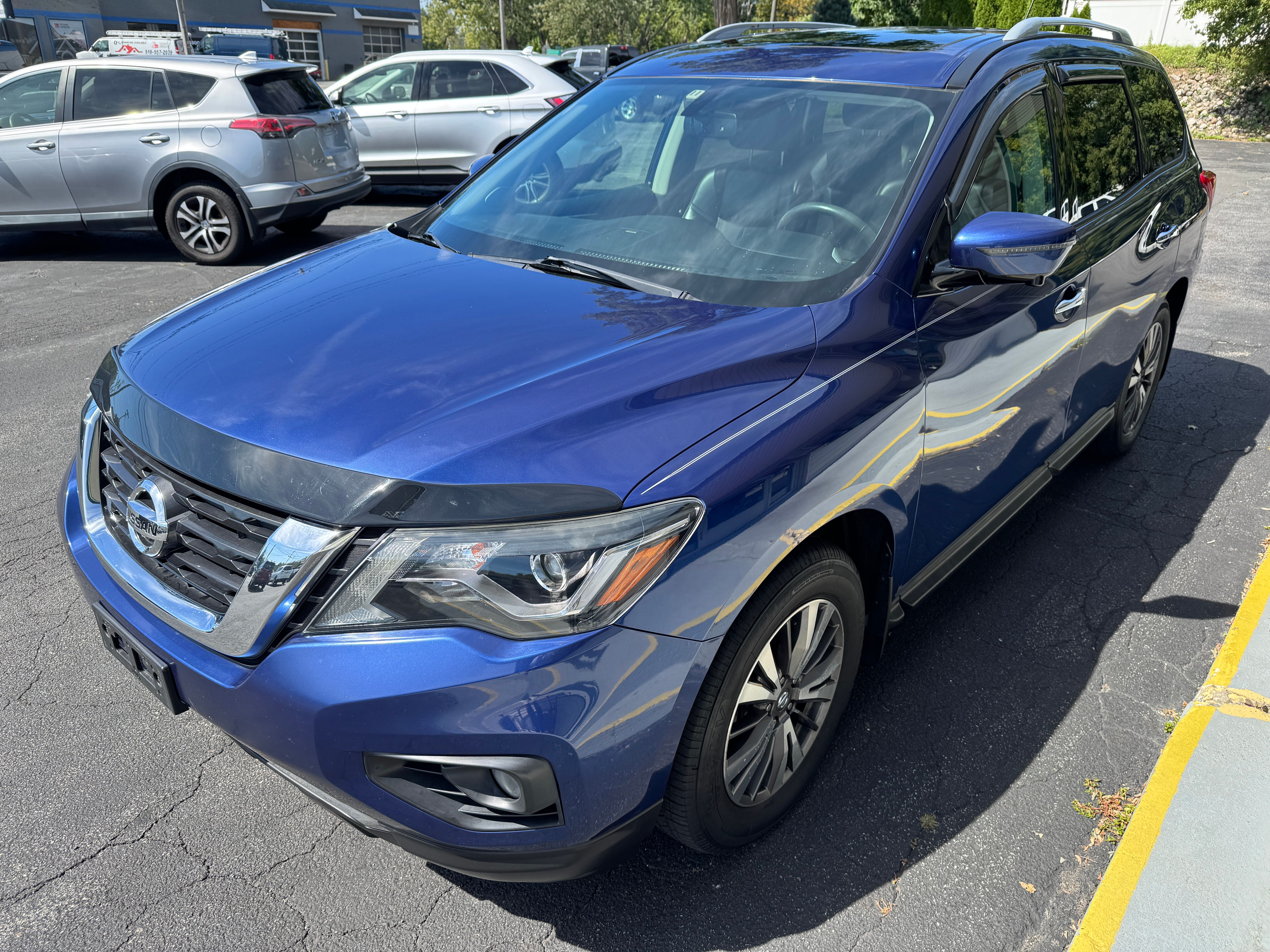 Used 2017 Nissan Pathfinder 4WD SL w/ Premium Package image 3