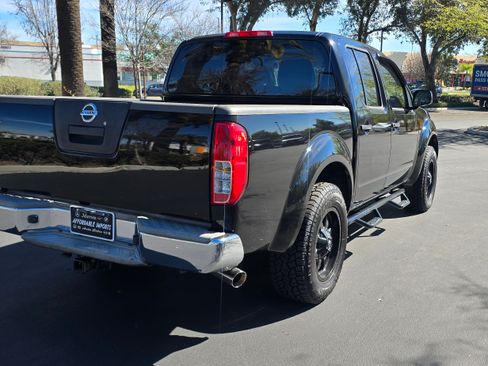 Used 2011 Nissan Frontier SE image 8