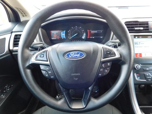 Used 2018 Ford Fusion SE image 13