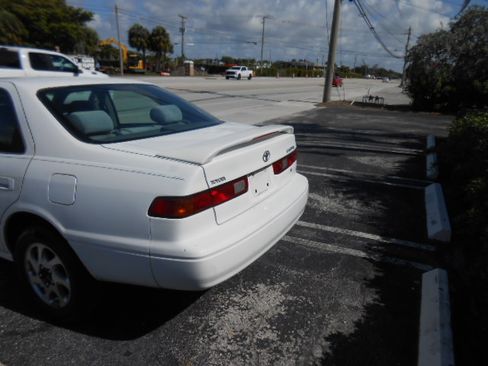 Used 1999 Toyota Camry LE V6 Sedan FWD image 4