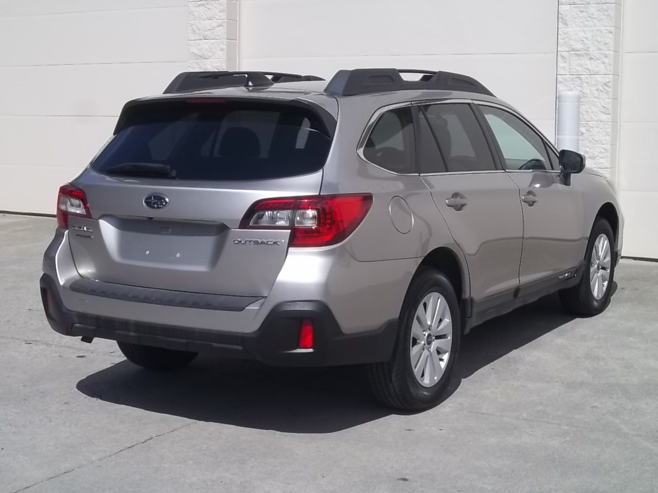 Used 2018 Subaru Outback 2.5i Premium AWD/4WD image 4