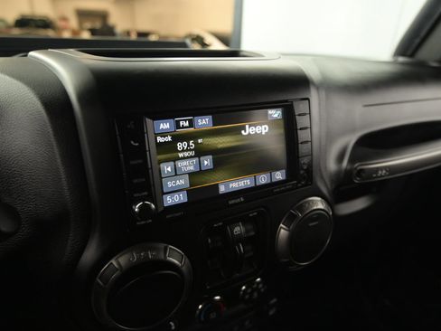 Used 2018 Jeep Wrangler Unlimited Sahara image 40