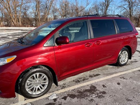 Used 2013 Toyota Sienna XLE image 2