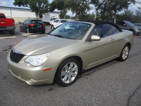 Used 2010 Chrysler Sebring Touring image 2