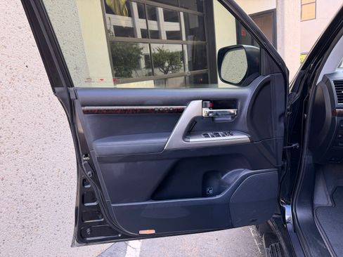 Used 2013 Toyota Land Cruiser image 11