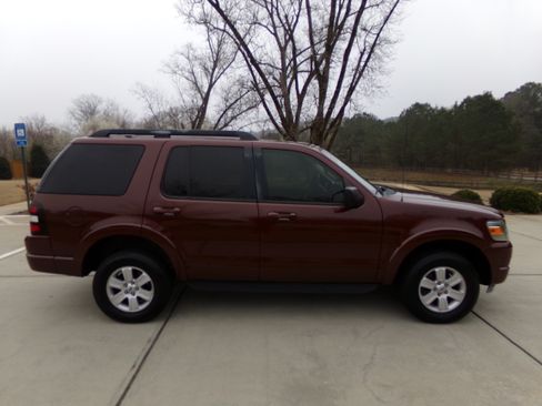 Used 2010 Ford Explorer XLT image 6