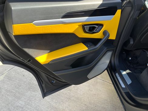 Used 2020 Lamborghini Urus image 23