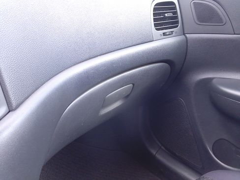 Used 2010 Hyundai Accent GS image 17