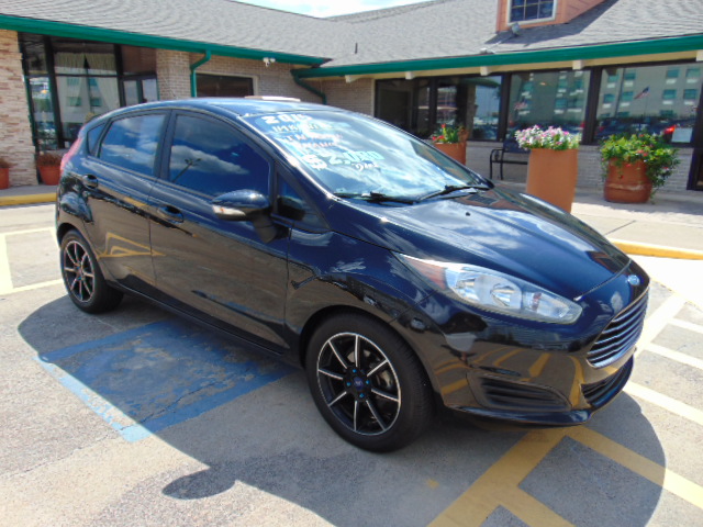 Used 2015 Ford Fiesta SE Hatchback FWD image 2