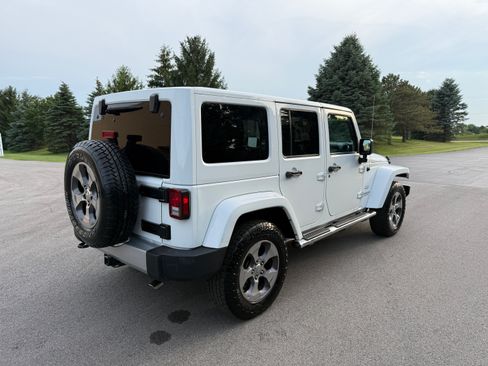 Used 2017 Jeep Wrangler 4WD Unlimited Sahara image 3