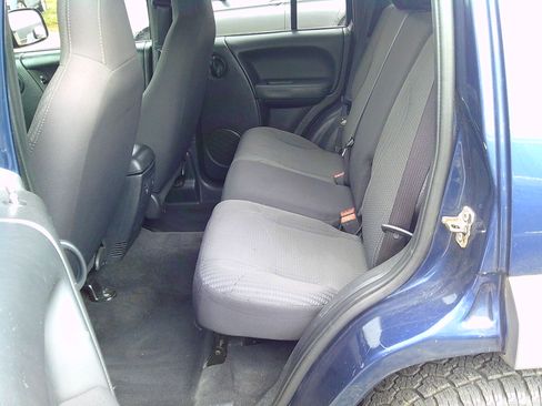 Used 2004 Jeep Liberty Sport image 9