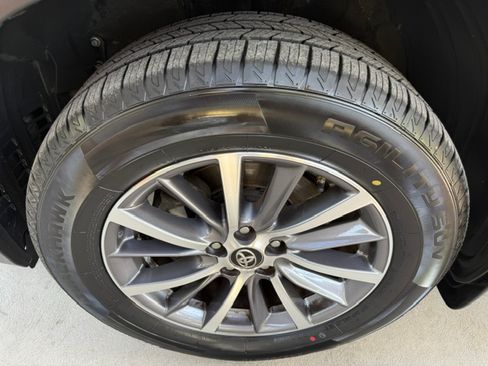 Used 2017 Toyota Highlander AWD V6 image 25