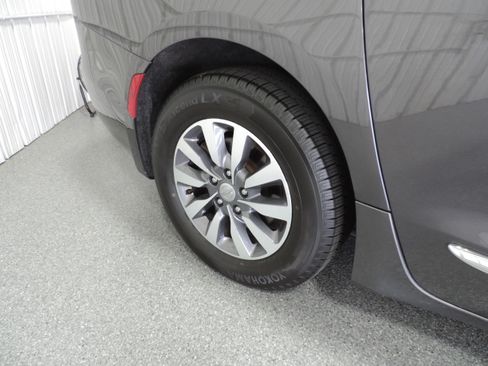 Used 2020 Chrysler Pacifica Touring-L Plus image 13