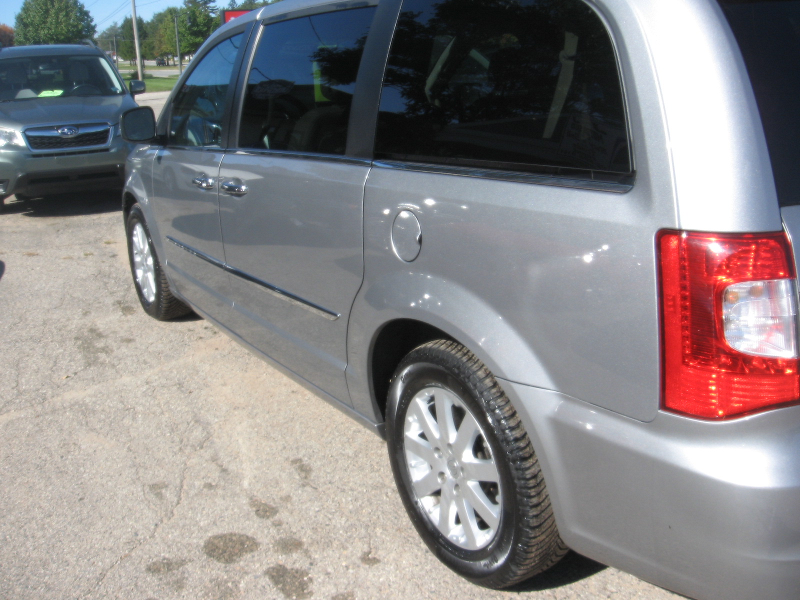Used 2016 Chrysler Town & Country Touring FWD image 6