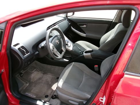 Used 2014 Toyota Prius Two image 2