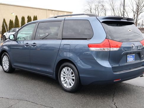 Used 2014 Toyota Sienna XLE image 6
