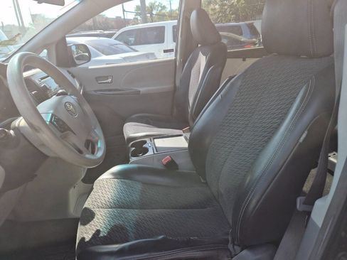 Used 2011 Toyota Sienna SE image 5