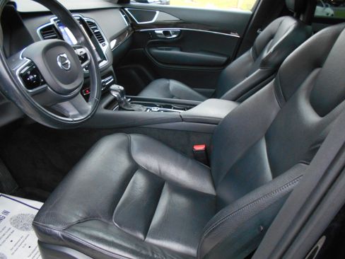 Used 2017 Volvo XC90 T6 Momentum image 10
