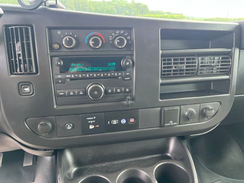Used 2017 Chevrolet Express 3500 LT Extended Passenger RWD image 24