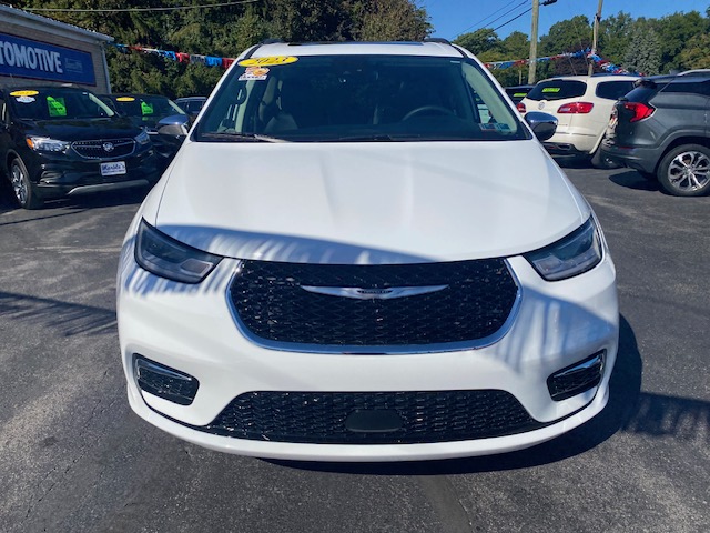 Used 2023 Chrysler Pacifica Limited FWD image 3