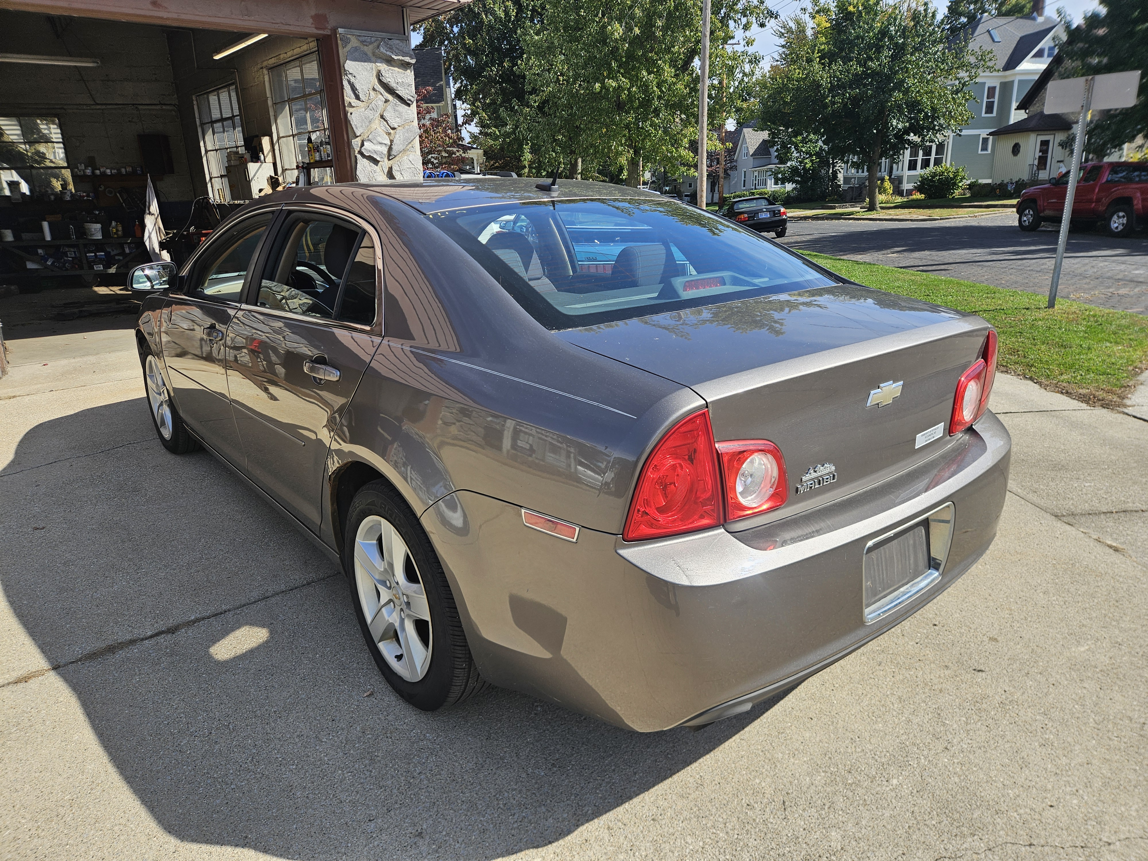 Used 2010 Chevrolet Malibu LS FWD image 4