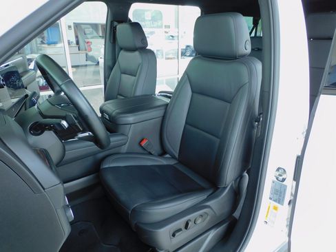 Used 2025 Chevrolet Suburban 4WD Z71 image 18