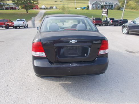 Used 2004 Chevrolet Aveo Sedan FWD image 3