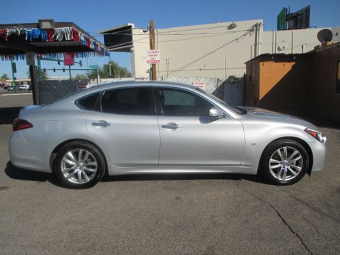 Used 2017 INFINITI Q70 Premium image 1