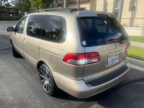Used 2001 Toyota Sienna XLE FWD image 14