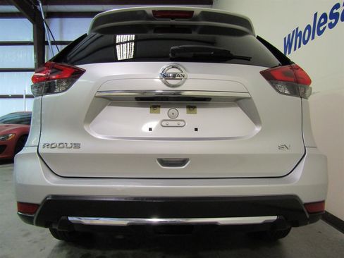 Used 2017 Nissan Rogue SV image 4
