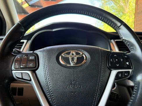 Used 2017 Toyota Highlander AWD V6 image 16