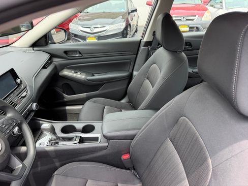 Used 2024 Nissan Altima 2.5 S FWD image 4