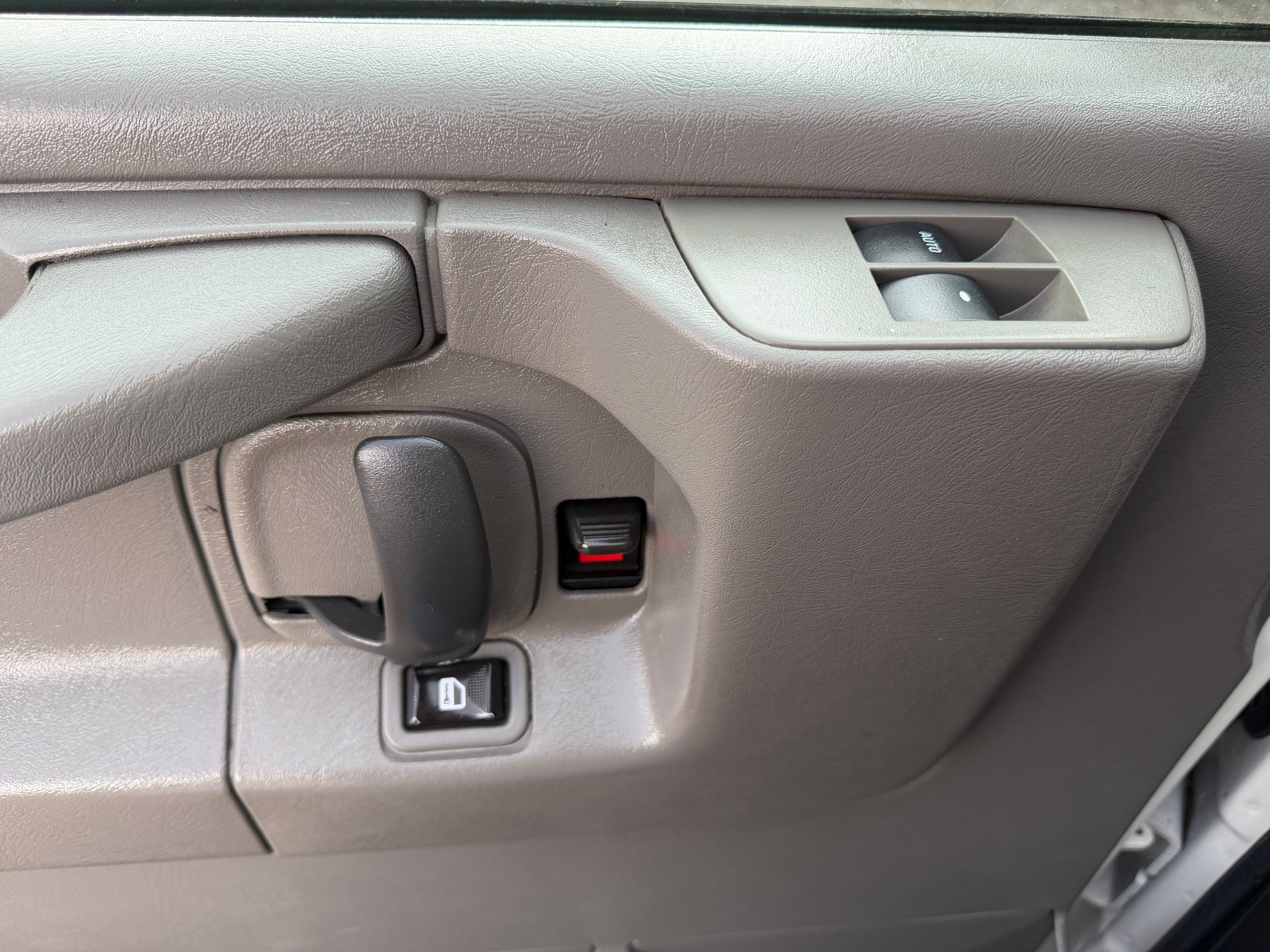 Used 2015 Chevrolet Express 2500 UNAVAIL RWD image 9