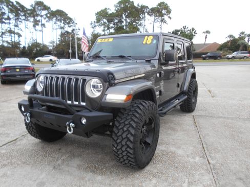 Used 2018 Jeep Wrangler Unlimited Sahara image 2