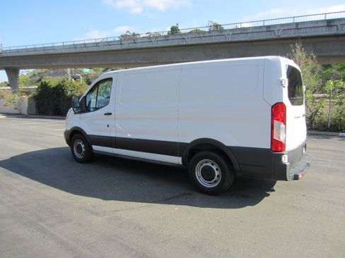 Used 2018 Ford Transit 150 XLT image 4