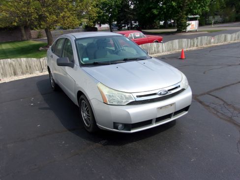 Used 2010 Ford Focus SE Sedan FWD image 2