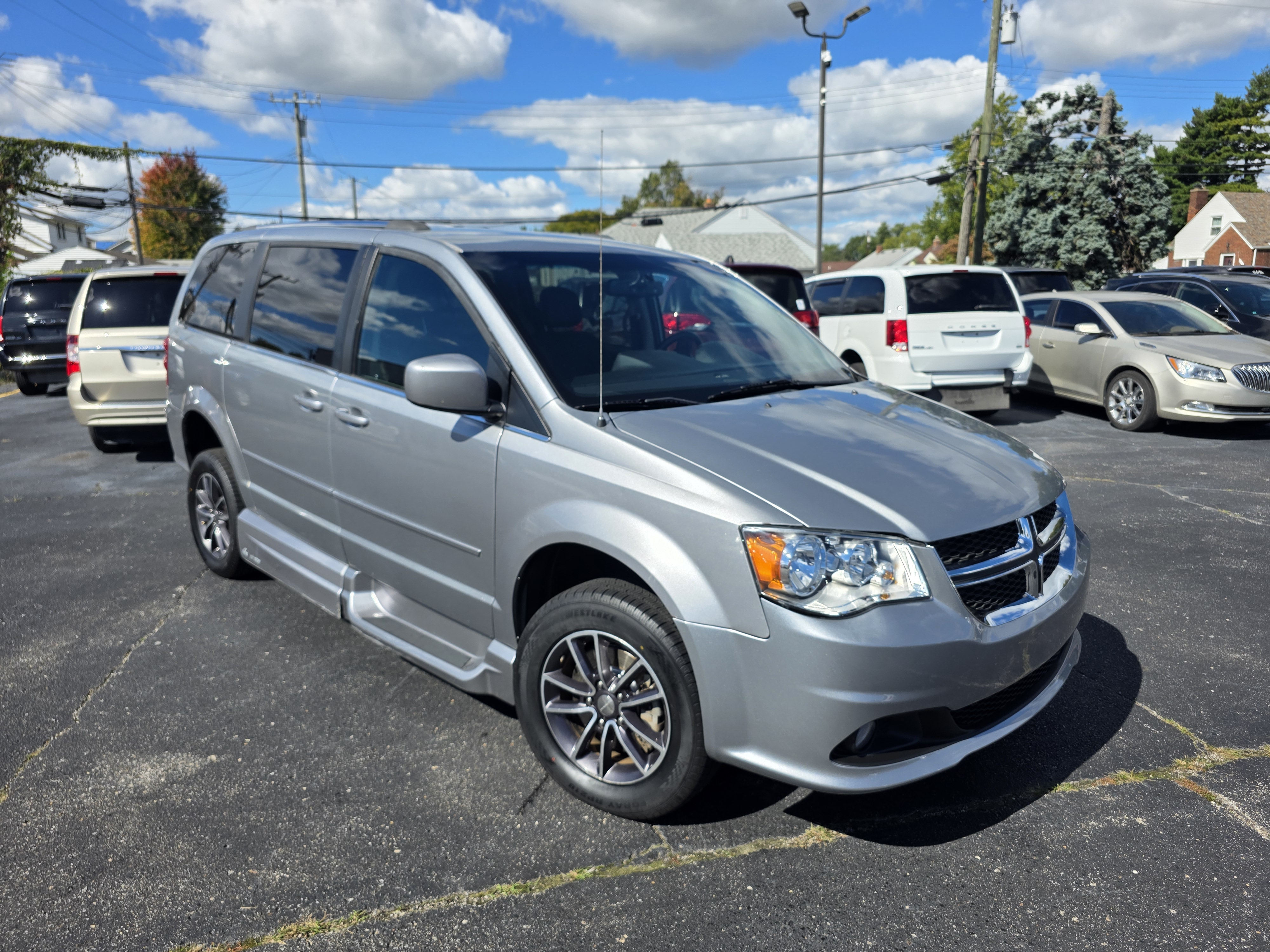 Used 2017 Dodge Grand Caravan SXT FWD image 2
