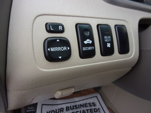 Used 2006 Toyota Highlander 4WD Limited V6 w/ 3rd Row image 15